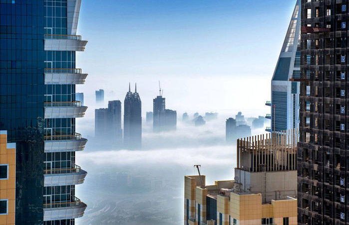 a-blaze-with-light-dubai-in-fog-sebastian-opitz-2 (700x452, 78Kb)
