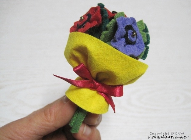 Маленький букетик цветов из фетра. Сувенирный брелок (2) (628x459, 131Kb)