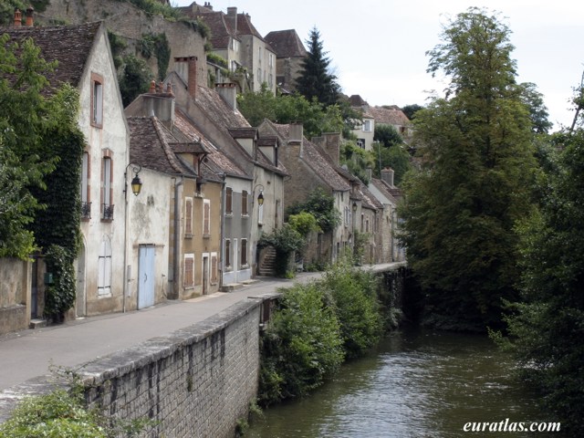 semur_en_auxois_armancon (640x480, 94Kb)