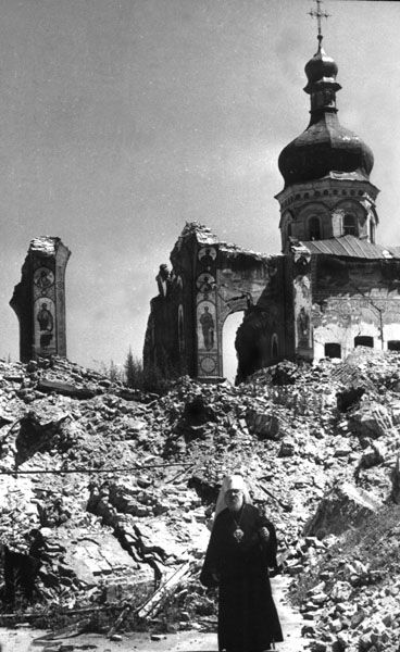 1379752840_Uspenskiy_sobor_KievoPecherskoy_Uspenskoy_lavruy__noyabr__1941___0_1bf1c_97f924cb_XL (368x600, 62Kb)