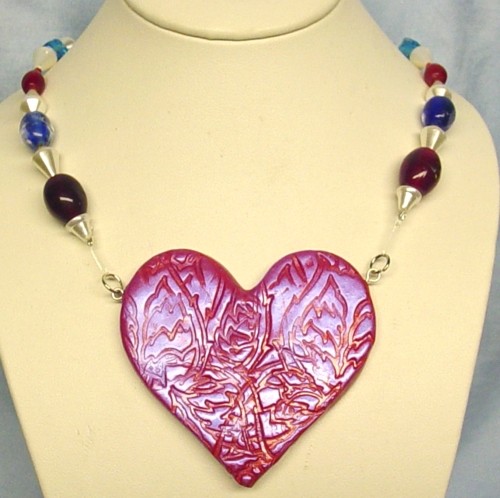 5352719_handmade_polymer_clay_heart_necklace_with_red_white_and_blue_beads_3181247c (500x498, 54Kb)