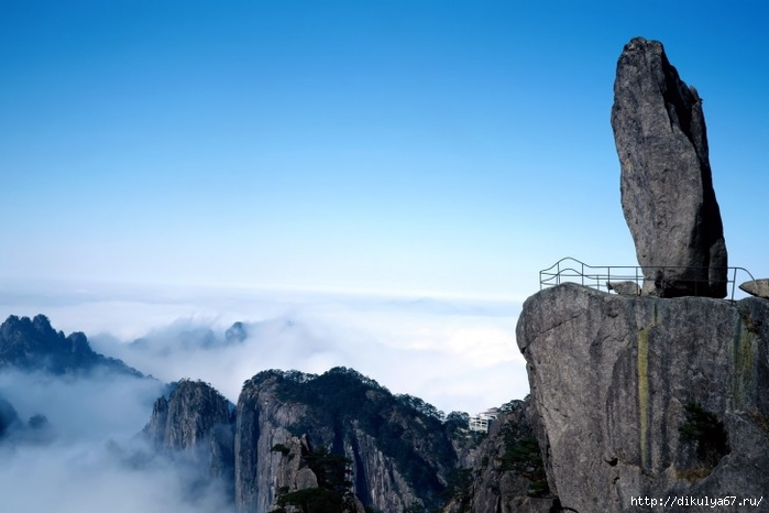 Flying-Rock-at-Huangshan-Southern-Anhui-Province-China-485x728 (700x466, 172Kb)