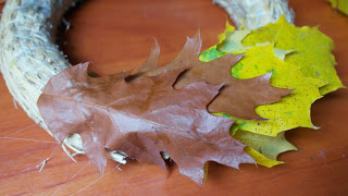 Венок-оберег из осенних листьев и плодов