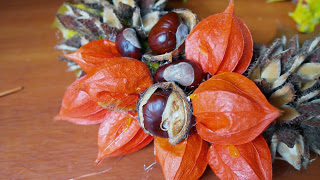 Венок-оберег из осенних листьев и плодов