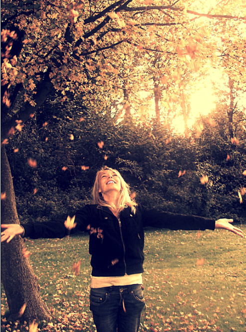 girl-smile-happiness-autumn-fall-leaves_large (493x664, 220Kb)