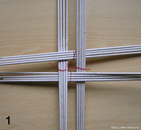 Плетение из газет. Интересный вариант плетния для панно или крышки корзинки (20) (596x550, 217Kb)