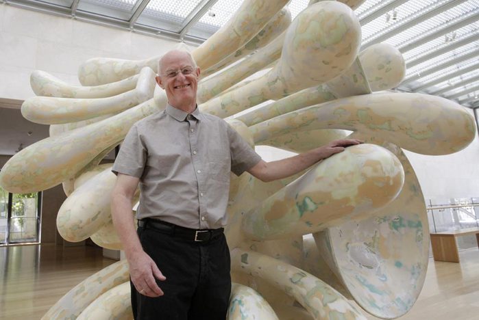 3623822_ArtistTonyCraggstandsbyoneofhispiecesofarttitledCompanionsattheNasherSculptureCenter (700x468, 53Kb)