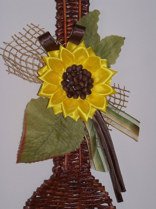 Плетение из газет. Декоративная ложка с подсолнухом в технике канзаши (16) (525x700, 271Kb)