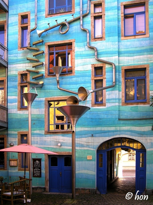 5042265_Neustadt_Kunsthofpassage_building_is_located_in_Dresden_Germanywhich_plays_music_when_it_rains (525x700, 337Kb)