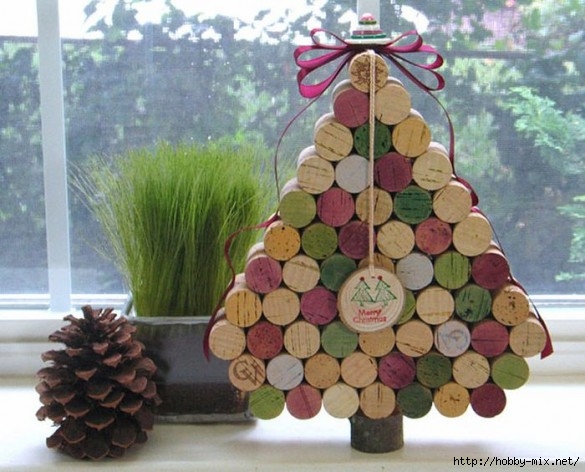 Alternative-Christmas-tree-ideas-tree-from-wine-corks-3-585x472 (585x472, 175Kb)