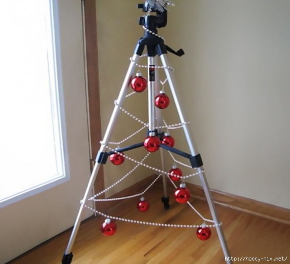 Alternative-Christmas-tree-ideas-tree-globes-on-a-camera-tripod-585x534 (585x534, 114Kb)
