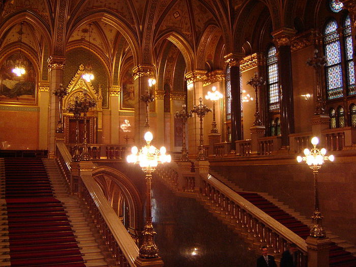 5402287_800pxhungarian_parliament_stairwell (700x525, 97Kb)