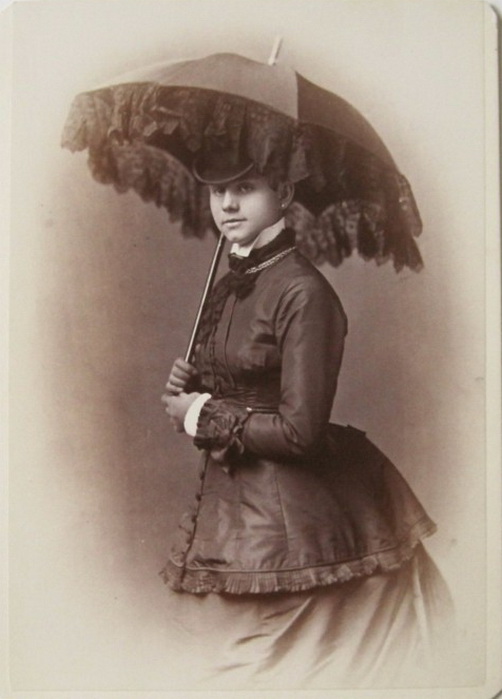 Young woman with parasol (502x699, 81Kb)