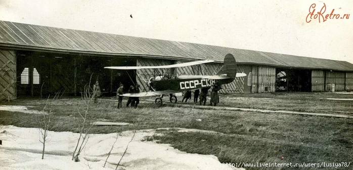 1375971737f20.jpgЛенинградская школа летчиков. У-2 выкатывают из ангара (700x336, 202Kb)