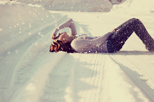 cold-girl-snow-the-winter-is-so-warm-winter-Favim.com-59535 (500x332, 98Kb)
