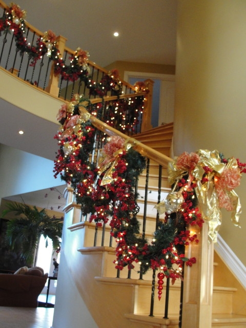Дизайн интерьера. Потрясающие идеи украшения лестниц к Рождеству (3) (480x640, 199Kb)