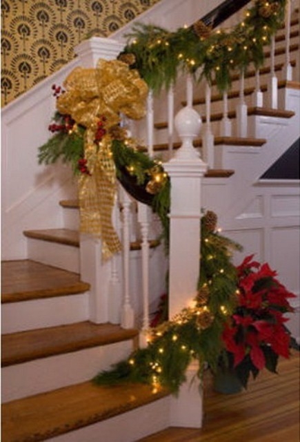 Дизайн интерьера. Потрясающие идеи украшения лестниц к Рождеству (32) (435x640, 148Kb)