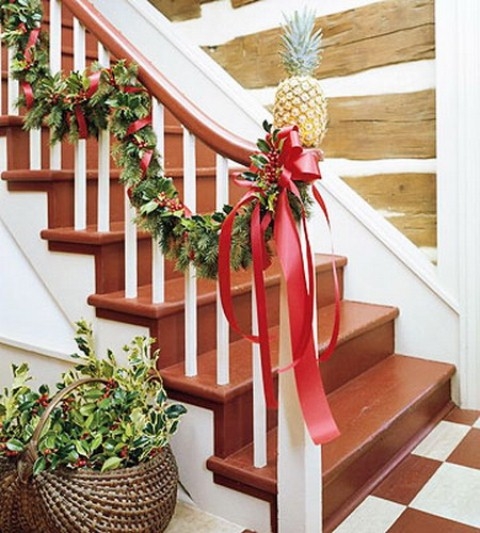 Дизайн интерьера. Потрясающие идеи украшения лестниц к Рождеству (37) (480x533, 179Kb)