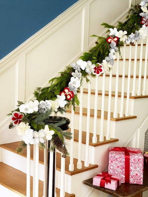 Дизайн интерьера. Потрясающие идеи украшения лестниц к Рождеству (51) (480x640, 196Kb)