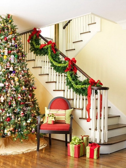 Дизайн интерьера. Потрясающие идеи украшения лестниц к Рождеству (53) (480x640, 205Kb)