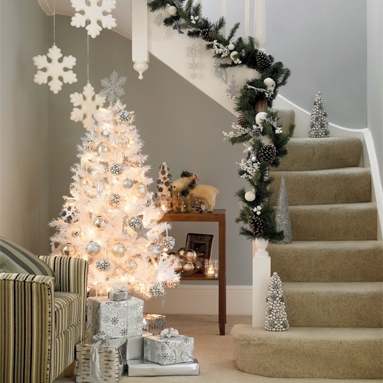 Дизайн интерьера. Потрясающие идеи украшения лестниц к Рождеству (75) (550x550, 218Kb)