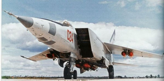 1976Mig-25RBsbomboj (700x347, 190Kb)