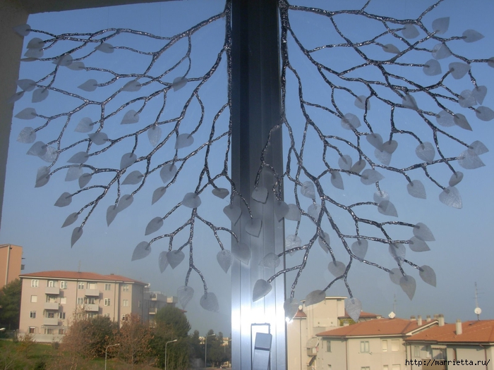 Декорирование окна серебряными веточками из фольги (10) (700x525, 276Kb)
