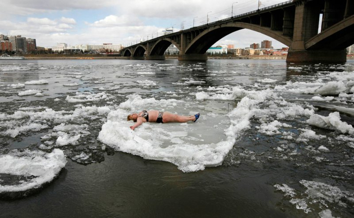 b56f6f3e6724a3e024ea5f976965e8bd-large-woman-sunbathes-on-block-of-ice (700x430, 268Kb)