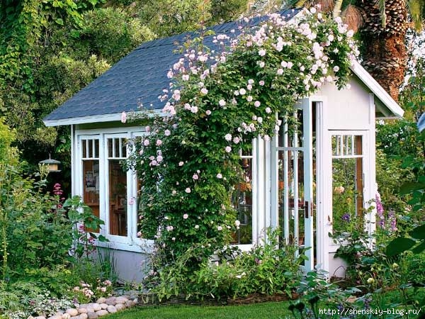 elegant-romantic-backyard-cottage-with-beautiful-blooming-flowers (600x450, 282Kb)