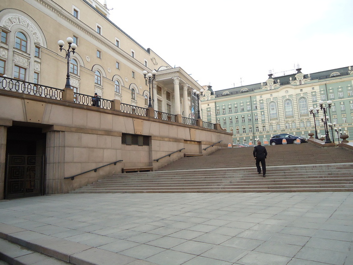 Большой новая сцена адрес. Новая сцена большого театра здание. Новая сцена большого театра фасад. Большой театр новая сцена 10 подъезд. Новая сцена большого театра с улицы.