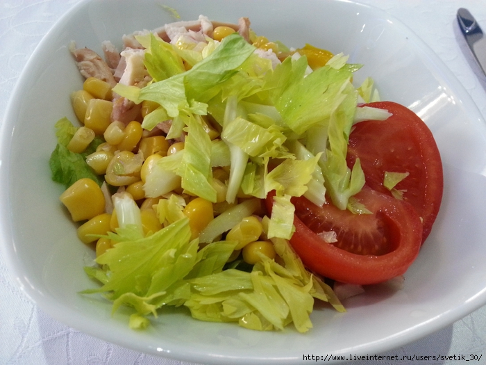 Зеленый салат с копченой курицей. Салат с копченой грудкой весенний.