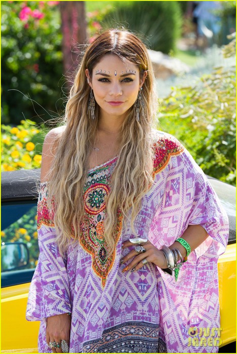 vanessa-hudgens-ashley-benson-coachella-pool-party-01 (468x700, 130Kb)