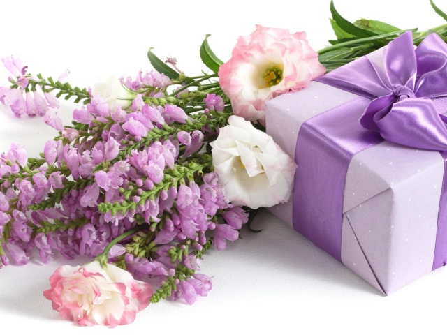 Holidays___International_Womens_Day_Bouquet_of_flowers_and_a_gift_for_a_girl_on_March_8_057125_29 (640x480, 281Kb)