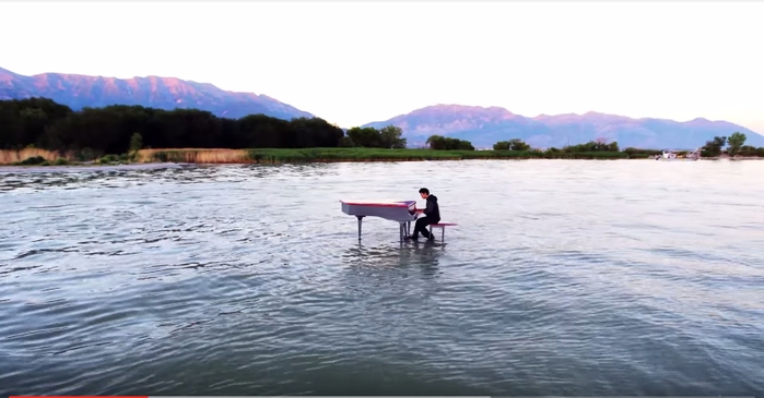 Dubstep-Piano-on-the-lake-2 (700x365, 146Kb)