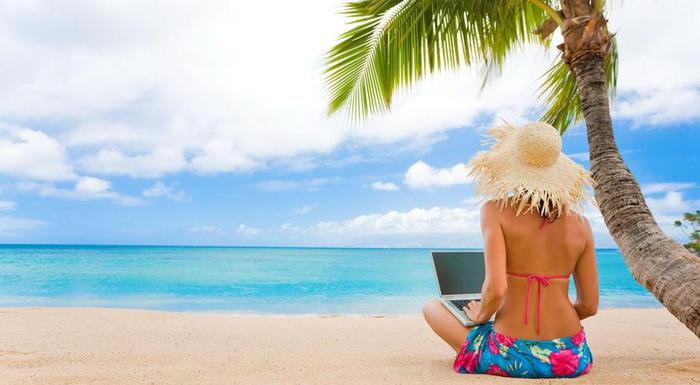 girl-using-laptop-in-tropical-beach-wallpaper-53116c01051aa (700x385, 35Kb)