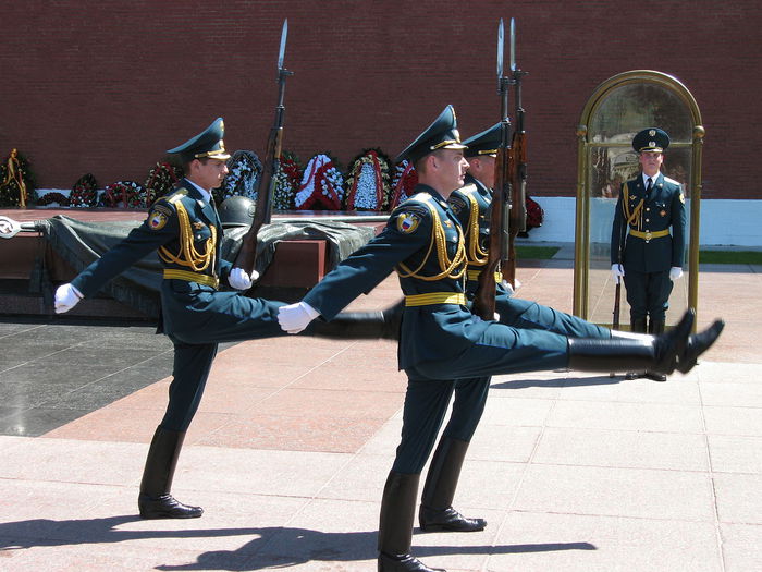 1280px-Changing_the_guards_kremlin (700x525, 76Kb)