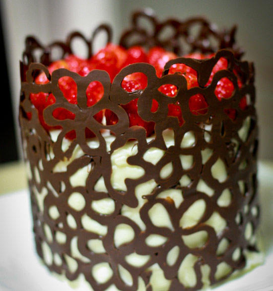 Как сделать шоколадные узоры для украшения десертов