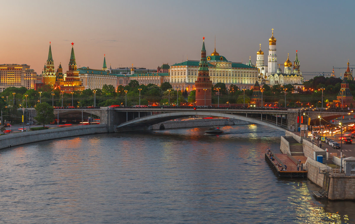 Рядом с кремлем. Москва река Кремль ХХС панорама. Кремлевская набережная Москва. Москва Кремлевская набережная 2003. Вид на Московский Кремль с набережной.