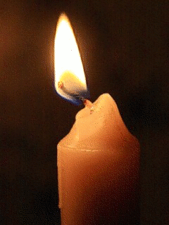 Горящая свеча гаснет в закрытой