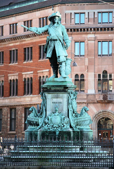 Niels_Juel_statue_Copenhagen (472x700, 443Kb)