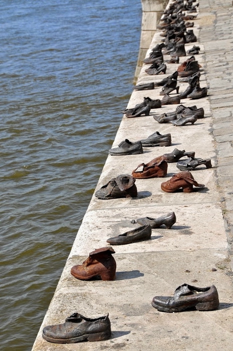 shoes-on-danube-4 (466x700, 271Kb)