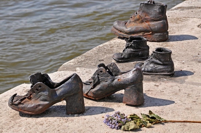 shoes-on-danube-6 (700x465, 249Kb)