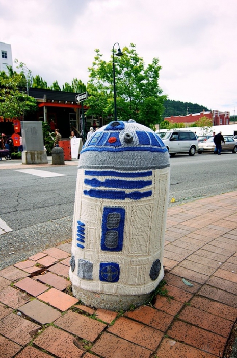 6011027_r2d2yarnbombing650x978 (465x700, 280Kb)