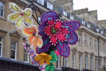 6011027_Be_Forever_Friends_Bath_in_Fashion_2016_yarnbomb_supporting_the_RUH_Forever_Friends_cancer_care_appeal (360x240, 20Kb)