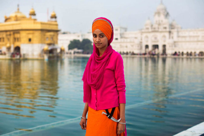 5783185_ASikhwomanattheGoldenTempleinAmritsar (700x466, 54Kb)