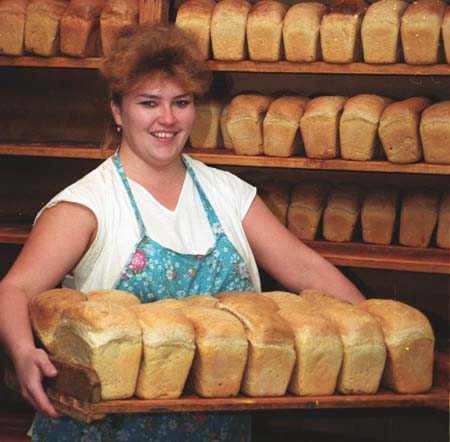 Картинки полины хлеб. Женщина с хлебом. Женщина с батоном. Хлебная баба. Хлебная девочка.