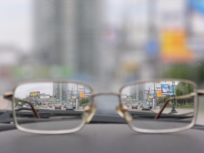 Photo.Misc_.glasses-on-car-dashboard.SS492419.color_.HiRes_-940x704 (700x524, 232Kb)