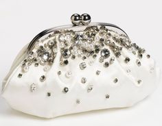 6226115_a3ed6558c0634f816463fb999e026c3fwhiteclutchwhitehandbag (236x184, 7Kb)