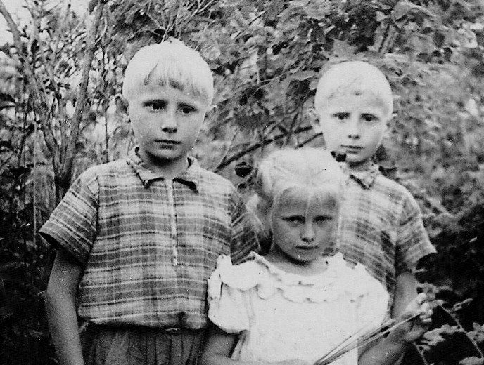 Рис.1.2.1.4 Фото 1961 г. Я с братом и наша сводная сестра Татьяна (688x520, 279Kb)