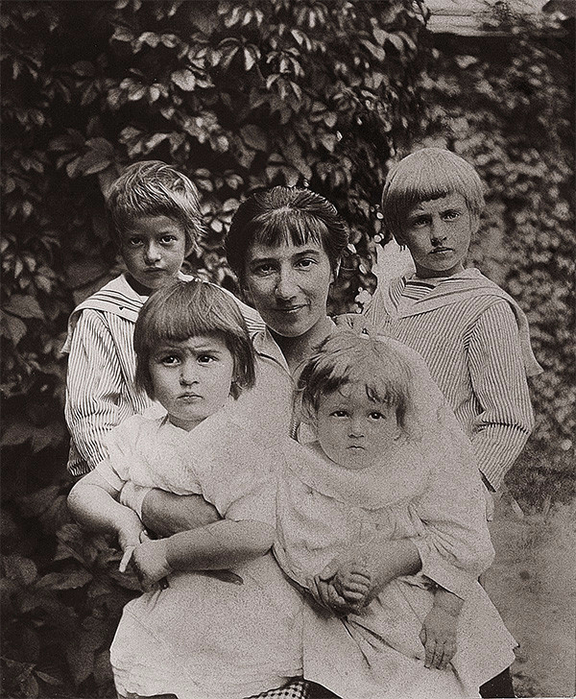 Зинаида Серебрякова с детьми (576x700, 442Kb)